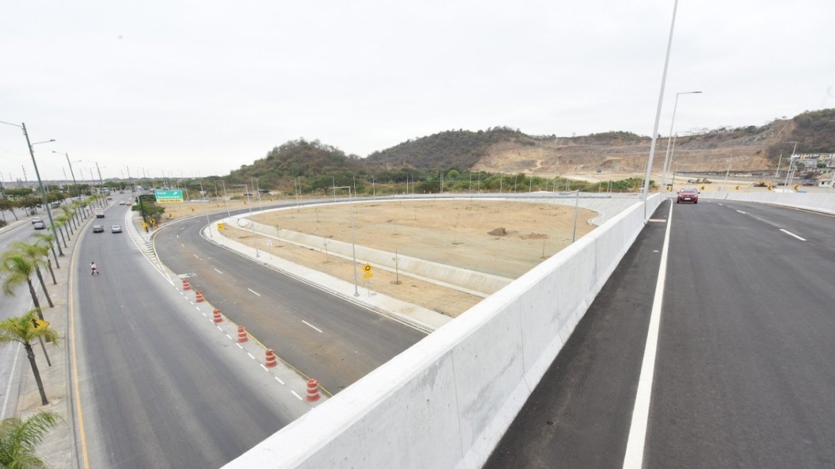 El viaducto es de 540 metros de largo y 26,60 metros de ancho.