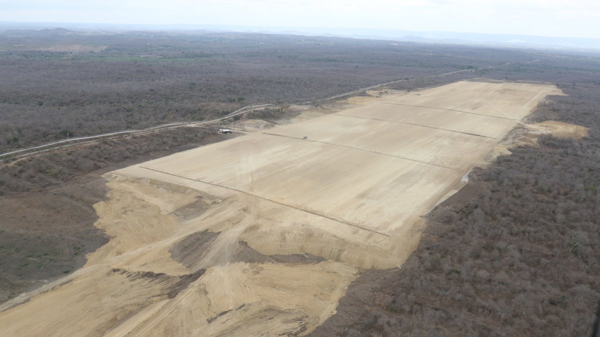 Un aspecto de la pista inconclusa en la zona de Daular. En el terreno del nuevo aeropuerto.