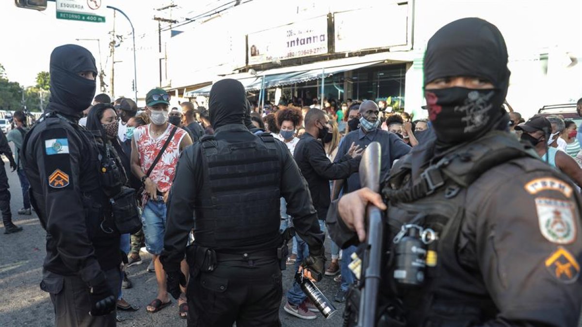 Un grupo de policías en la ciudad de Sao Gonçalo, vecina de Río de Janeiro (Brasil).