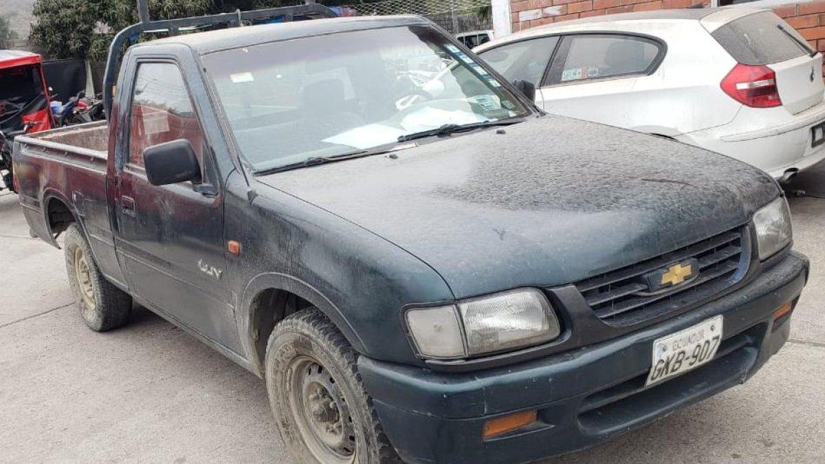 En una mecánica de Colina de la Alborada encontraron dos carros reportados como robados.