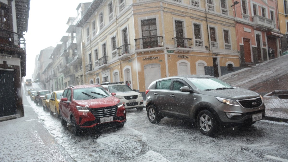Una capa de granizo cubrió varios puntos del centro norte de la capital, provocando congestión vehicular.