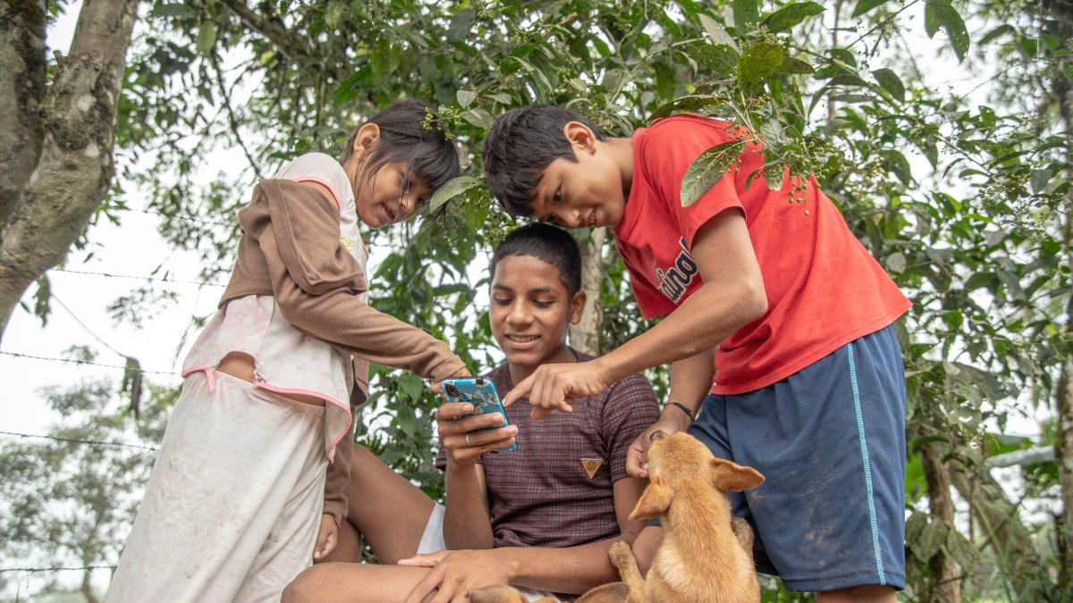 El internet gratuito llegó a Río Limón, un asentamiento de indígenas shuar que migraron desde la Amazonía hace unos 70 años.