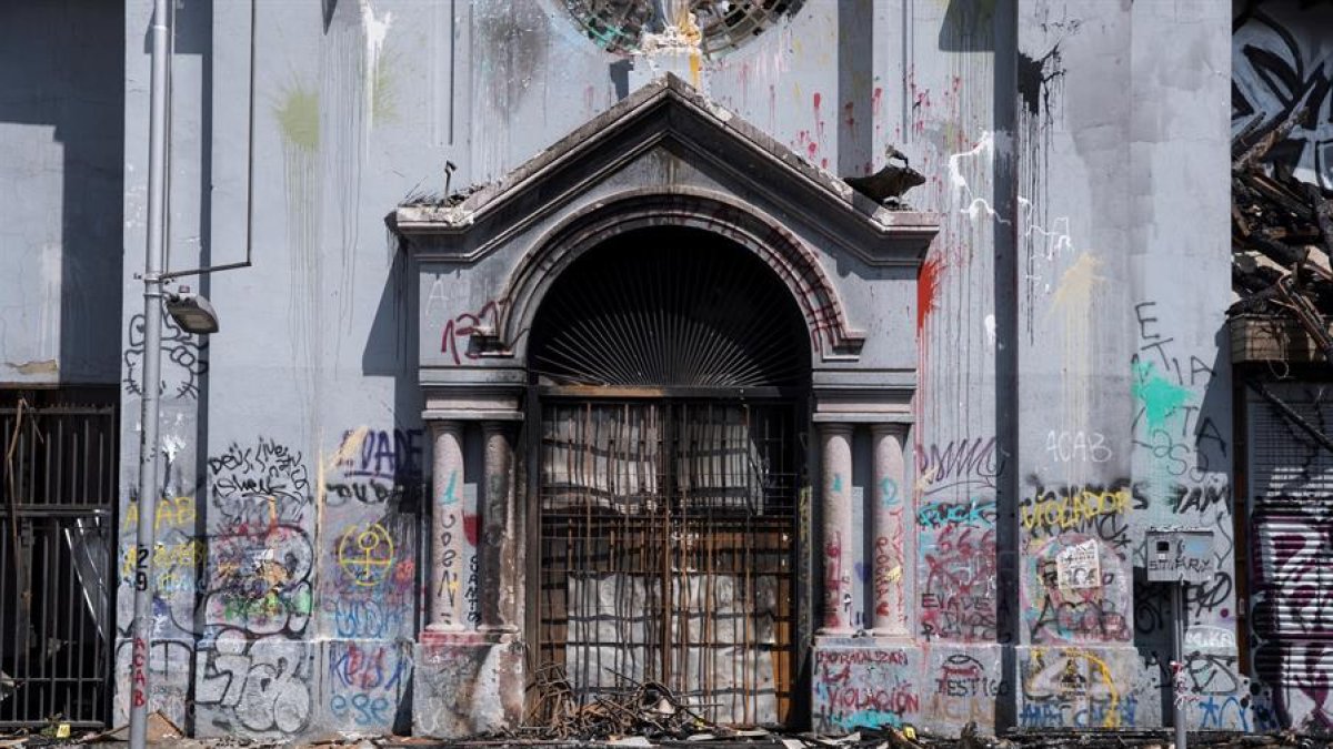 Así amaneció la fachada de la iglesia atacada la noche del domingo por manifestantes en Santiago de Chile.