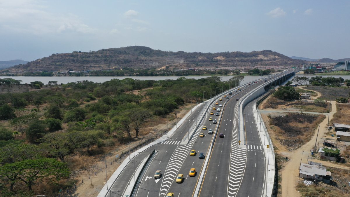 Obra. El puente tiene cuatro carriles vehiculares, acera peatonal, ciclovía y barreras de protección.
