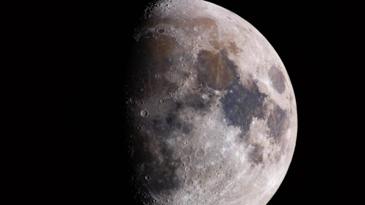 Los investigadores estiman que la abundancia en las altas latitudes meridionales es de 100 a 400 gramos de H2O por tonelada de regolito.