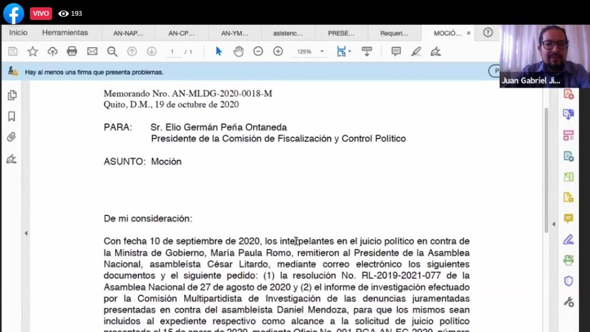 El secretario de la mesa de Fiscalización lee la moción del legislador Dennis Marín y que fue aprobada por mayoría de la Comisión.