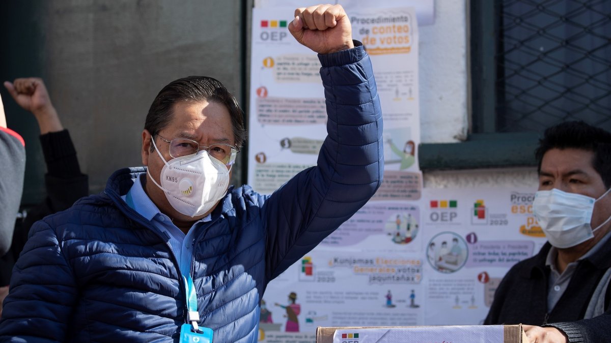 El candidato del Movimiento al Socialismo (MAS), Luis Arce, saluda este domingo luego de votar en una escuela en la ciudad de La Paz (Bolivia).