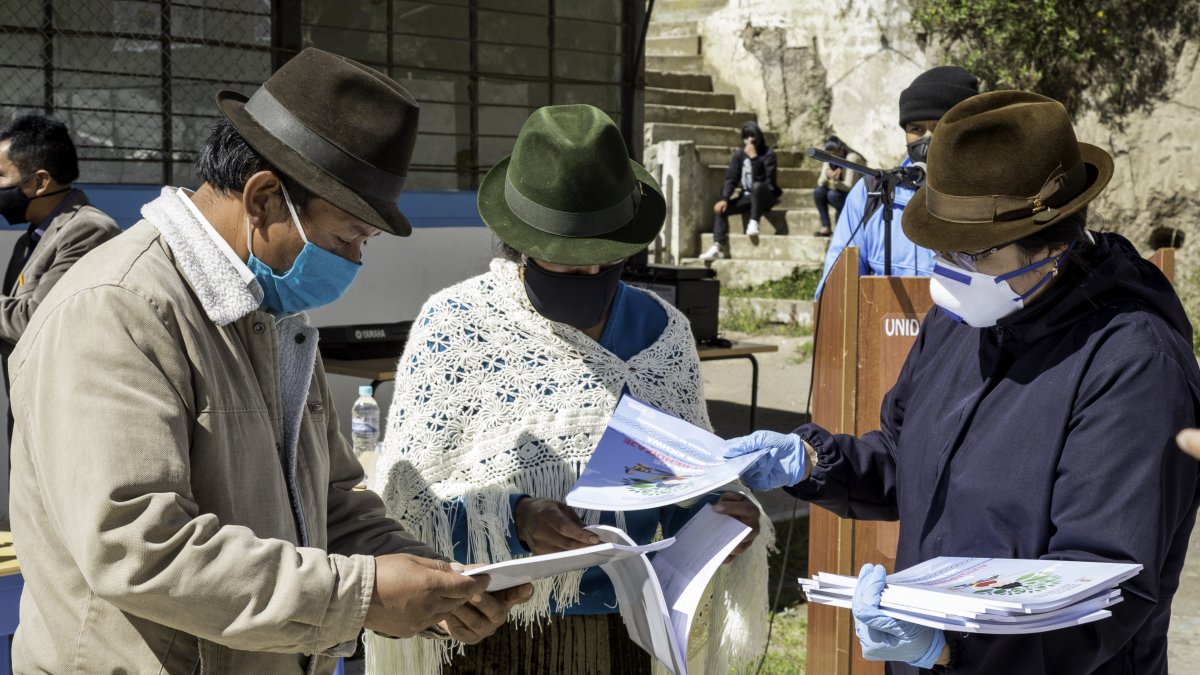 Los indígenas se informan sobre el proceso del concurso.
