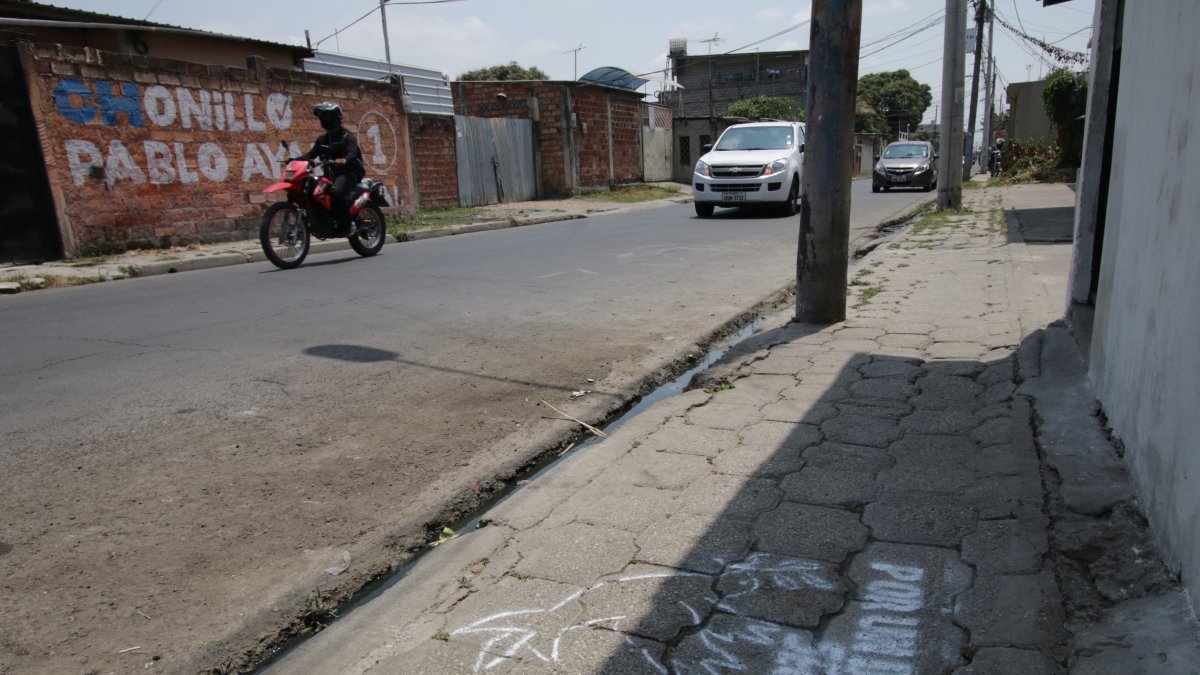 Escena. En este punto de la ciudadela Maldonado ocurrió el último hecho sangriento. En la acera hay una inscripción que dice ‘Por un Durán más seguro’.
