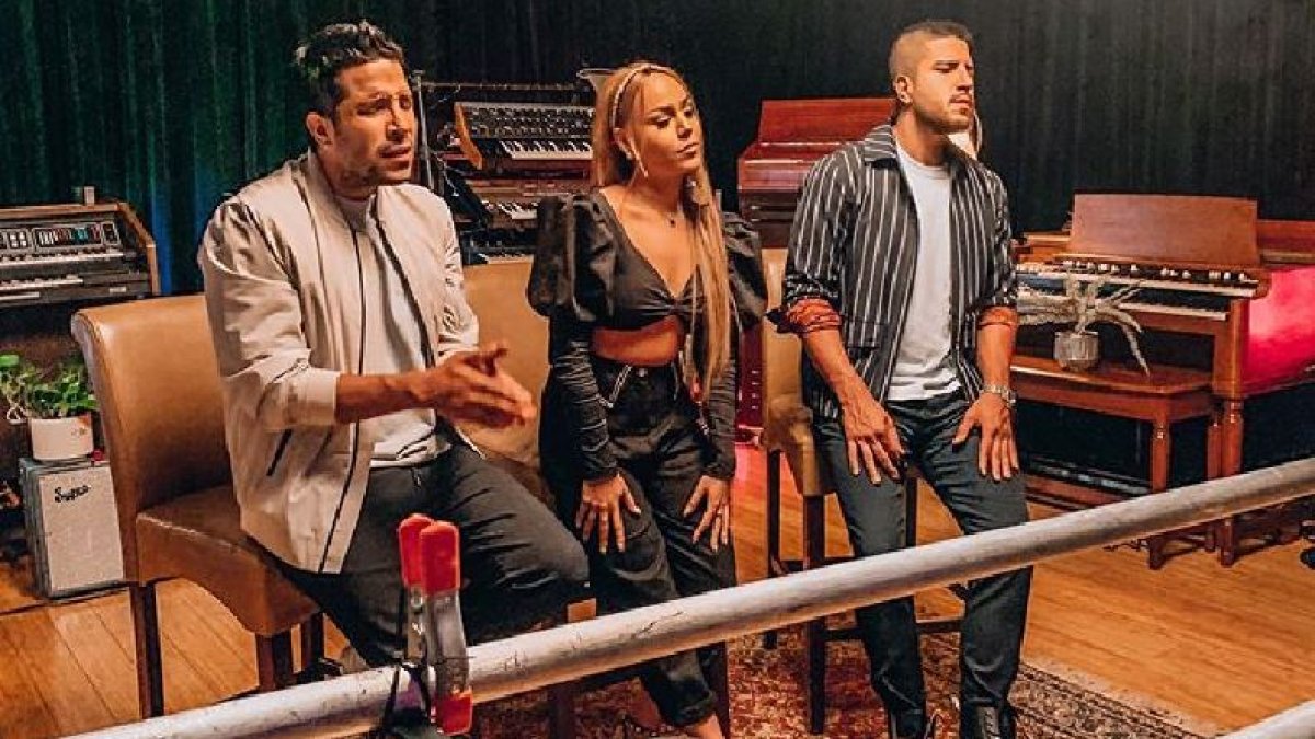 Danna Paola y Cali y El Dandee se subieron a la ola y presentaron ‘Nada’, un guiño altema Mr, Lonely del cantante Bobby Vinton.