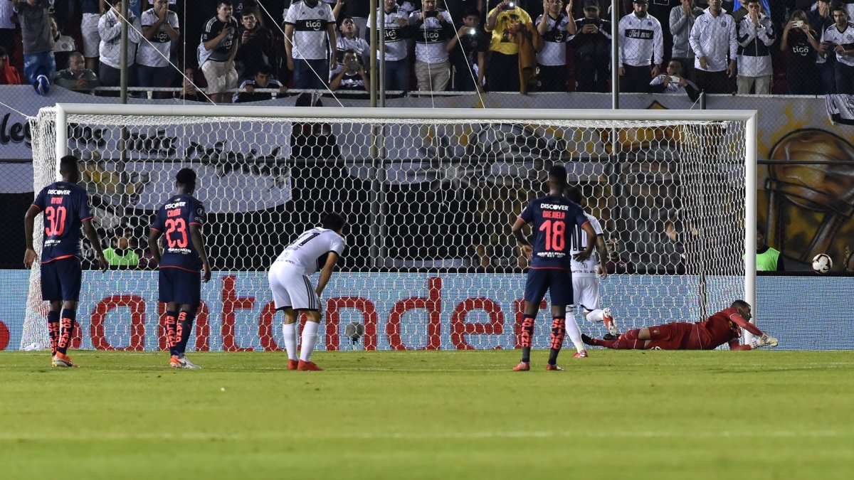 Olimpia empató con Liga de Quito en Asunción. El cuadro ecuatoriano avanzó gracias a su victoria en Quito
