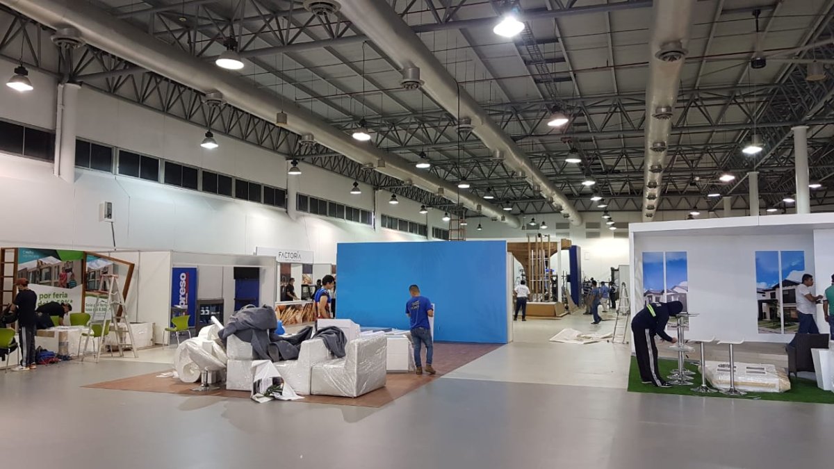 En el Centro de Convenciones de Guayaquil se están montando los stands de los expositores de la Feria Hábitat.