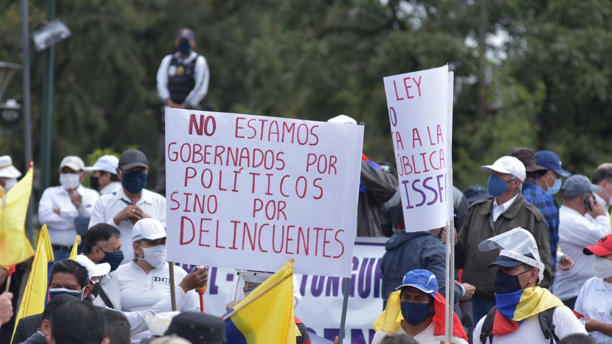 Acción. En Quito y Guayaquil hubo un plantón de militares y policías en servicio pasivo que rechazan la ley de seguridad social.