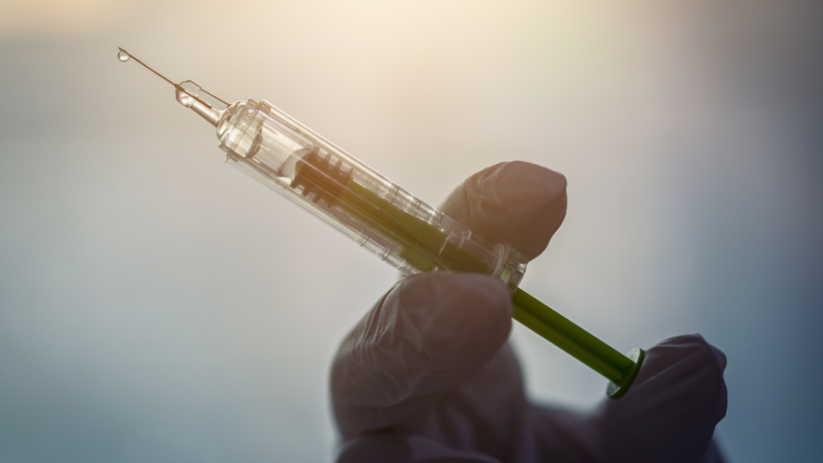 Anvisa informó en un comunicado que los experimentos con esta vacuna en Brasil pueden ser retomados debido a que la relación entre beneficio y riesgo de la medicina se mantiene favorable.