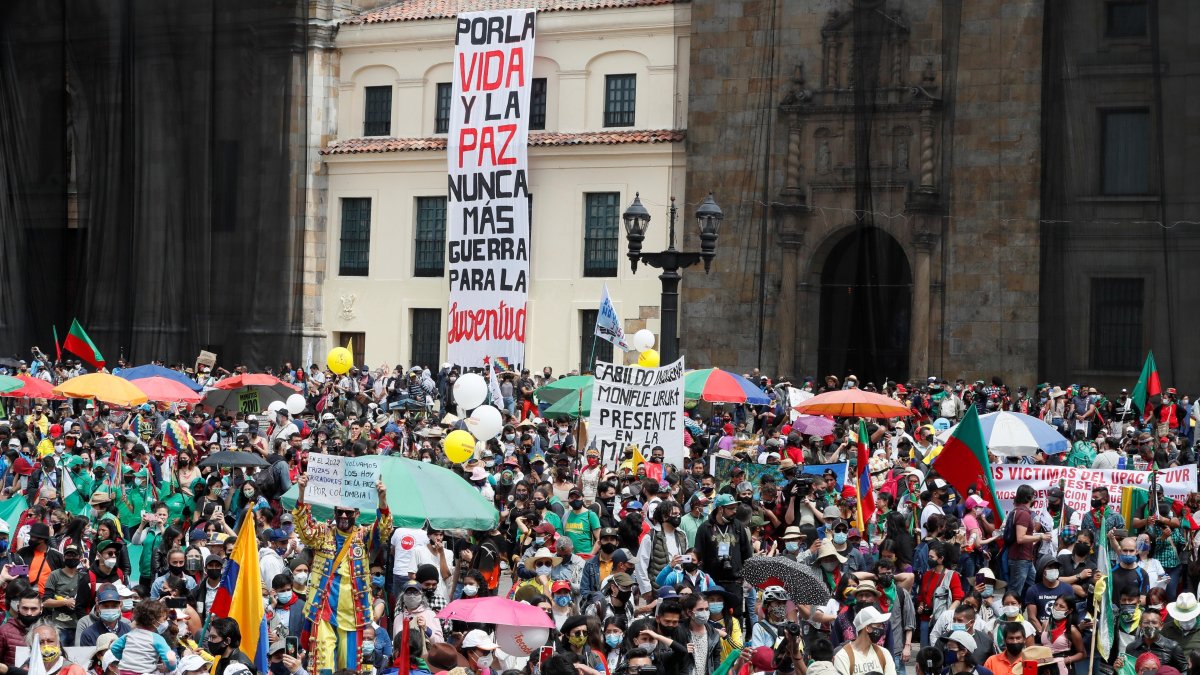 Vista general de la Plaza de Bolívar durante la nueva jornada de paro nacional convocada hoy, en Bogotá.