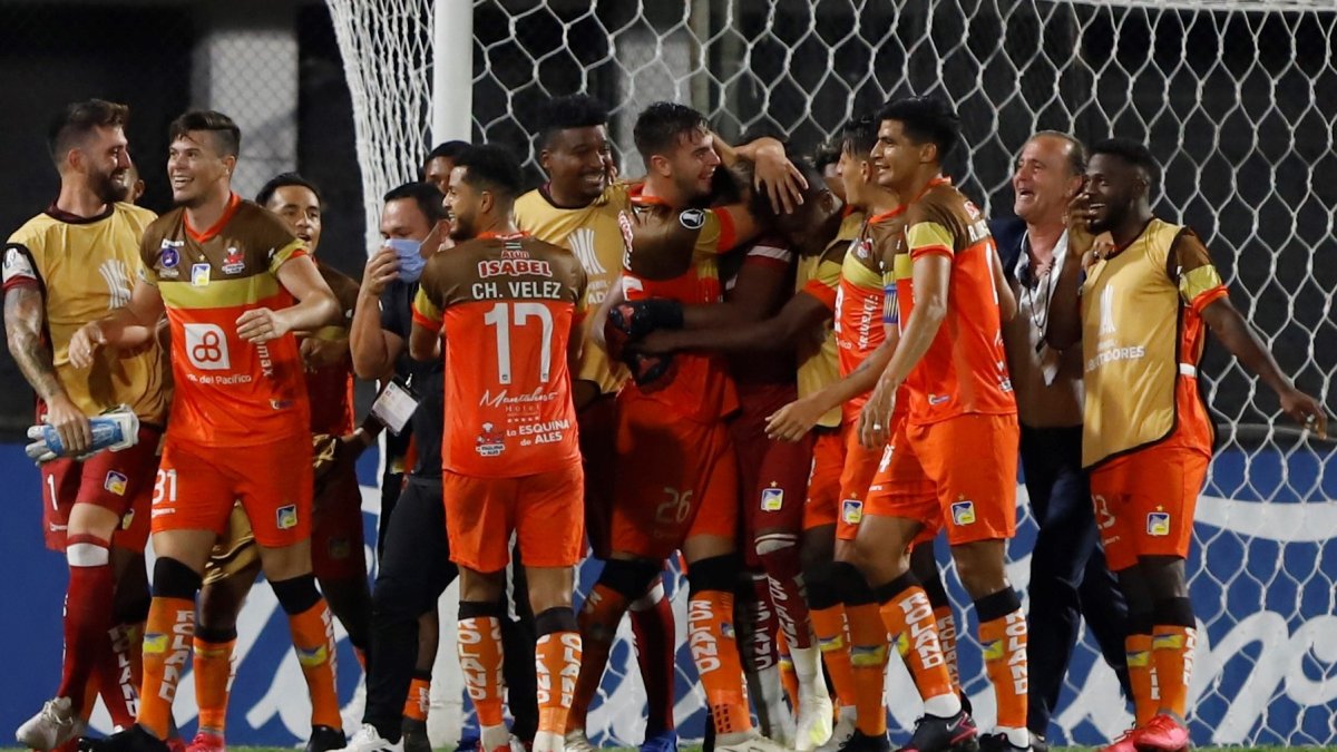 Los integrantes del campeón nacional festejan que están entre los 16 mejores del continente.