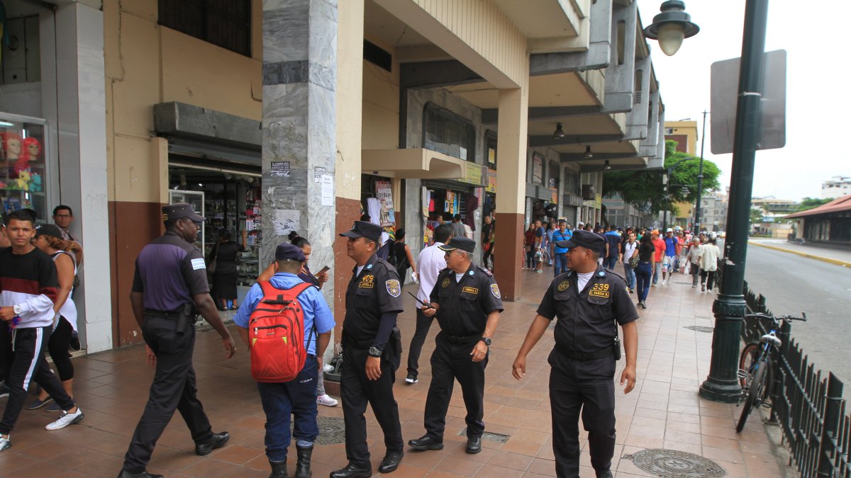 Agentes metropolitanos trabajan en conjunto con la Policía Nacional.
