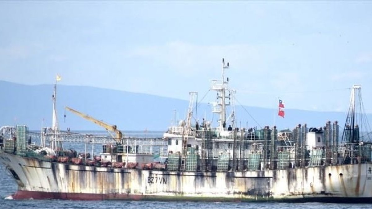 En diciembre de 2016, el Hua Li 19, una nave china, ingresó a Nazca-Desventuradas, una de las zonas marítimas de Chile más importantes para la crianza del jurel, especie comercialmente estratégica para el país.