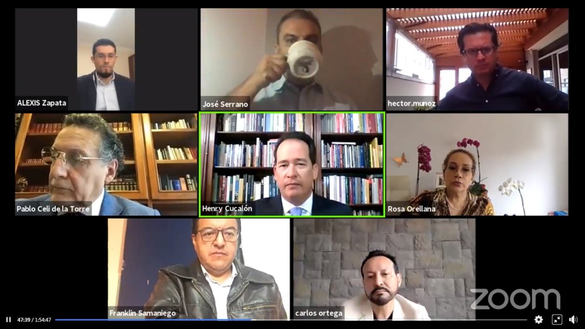 Comisión. José Serrano bebe líquido a tragos largos mientras Henry Cucalón despotrica contra su “compadre lindo”, el excontralor Carlos Pólit.