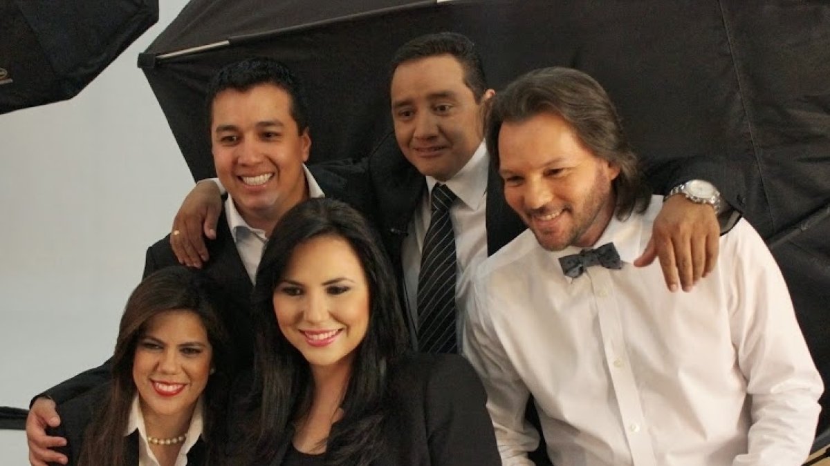 Carolina con sus excompañeros María Cecilia Largacha, Allen Panchana, Hernán Higuera y Andrés López.