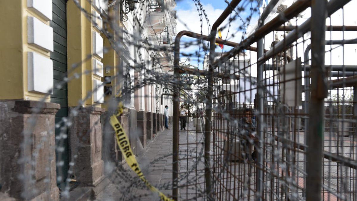 Seguridad. En los alrededores de la Plaza Grande se han colocado vallas y barreras para precautelar varias edificaciones del sector.