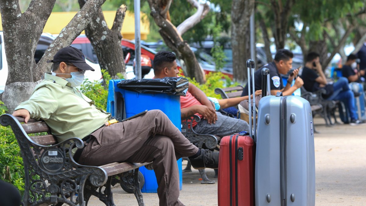 Pasajeros esperan para tomar un vuelo mientras trabajadores del aeropuerto de Santa Cruz realizan una huelga.