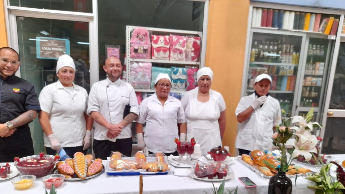 Evento. Este jueves en el mercado de La Magdalena se desarrolló un concurso interno de preparación de la colada morada.