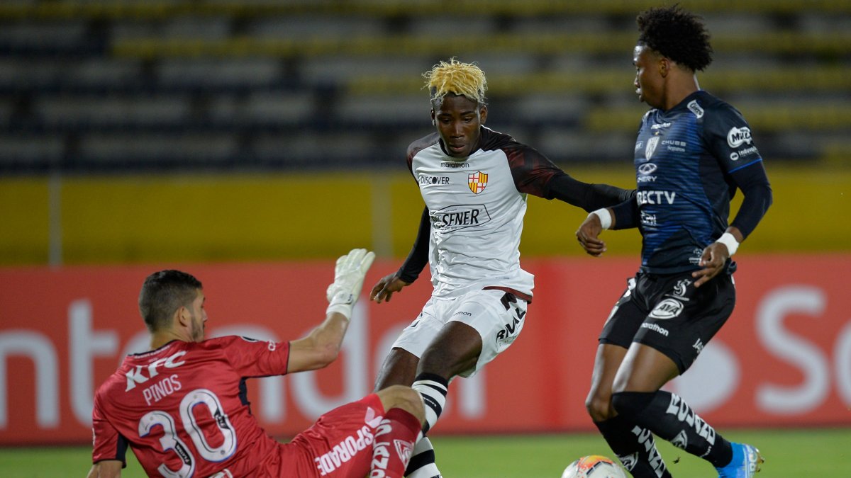 Cuando el marcador estaba 1-0, Adonis Preciado (c) desperdició un mano a mano ante Jorge Pinos. Poco después el panameño Torres tuvo una igual y sentenció el partido.