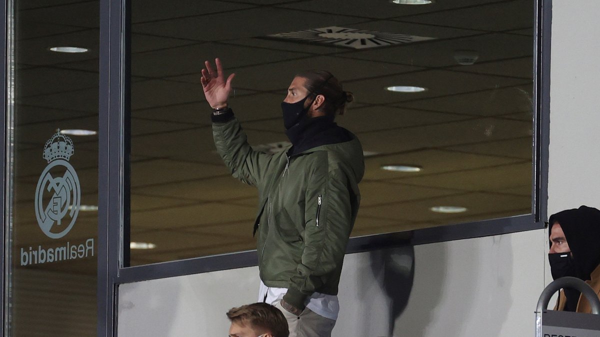 El defensa y capitán del Real Madrid siguió desde el banquillo el encuentro ante el Shakthar Donetsk de la primera jornada de la Liga de Campeones, el miércoles