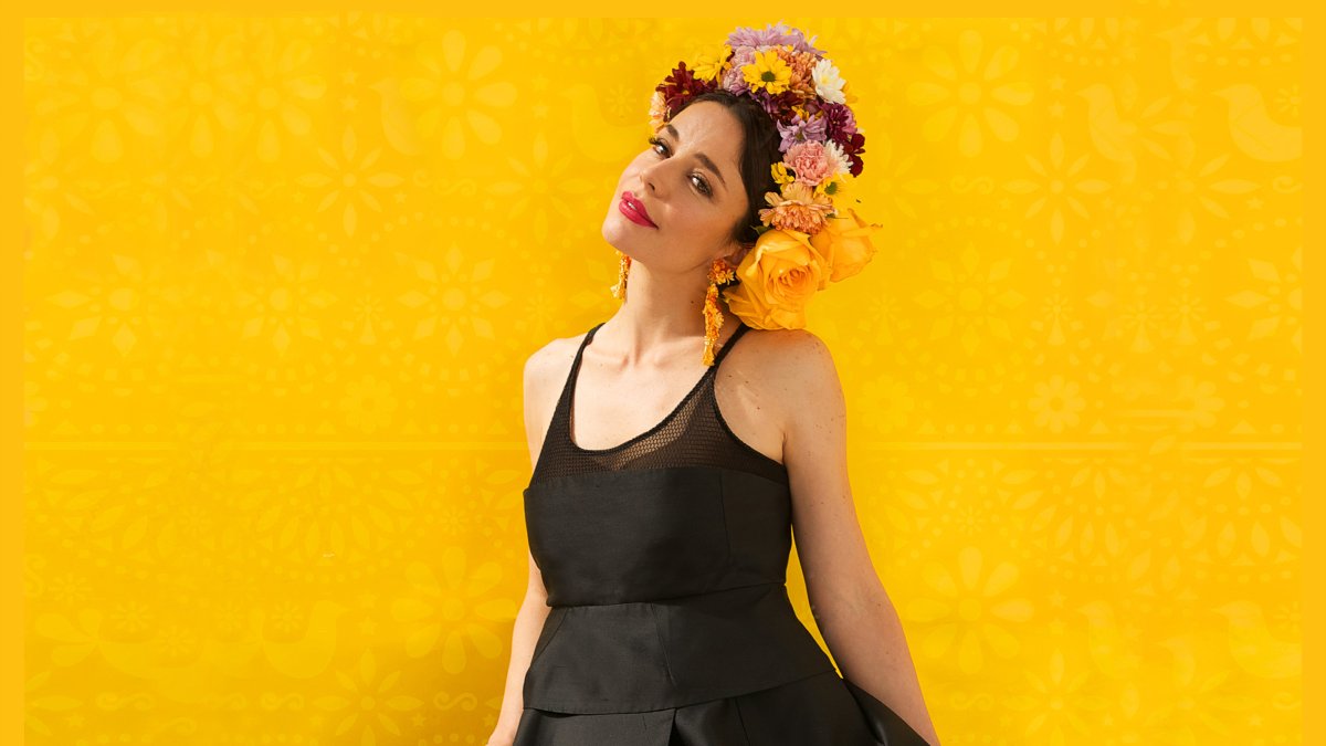 Flora Martínez tiene 42 años.