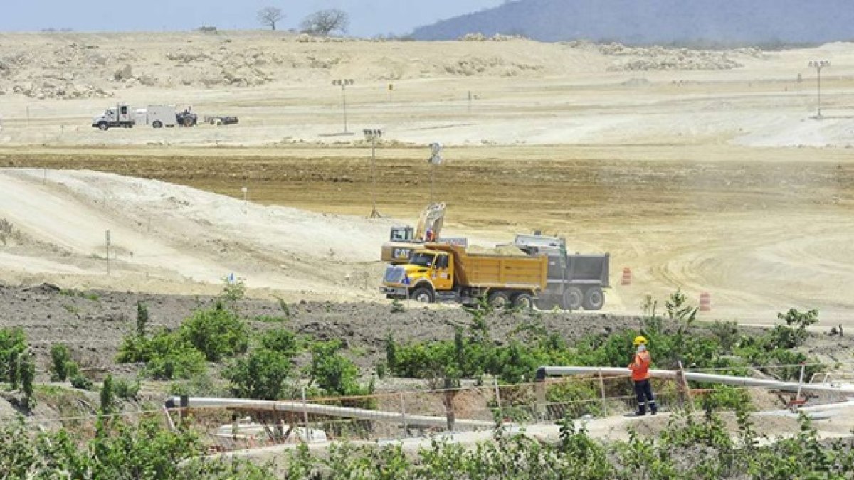 La nivelación del terreno es una de las obras tempranas que en 2013 se hicieron en El Aromo.
