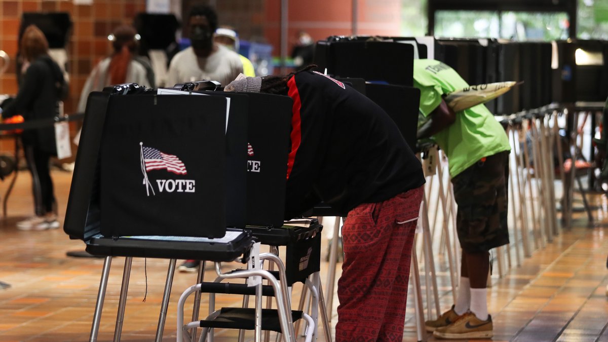 Los votantes llenan sus boletas mientras votan en el Centro de Gobierno Stephen P. Clark el pasado miércoles, en Miami, Florida.