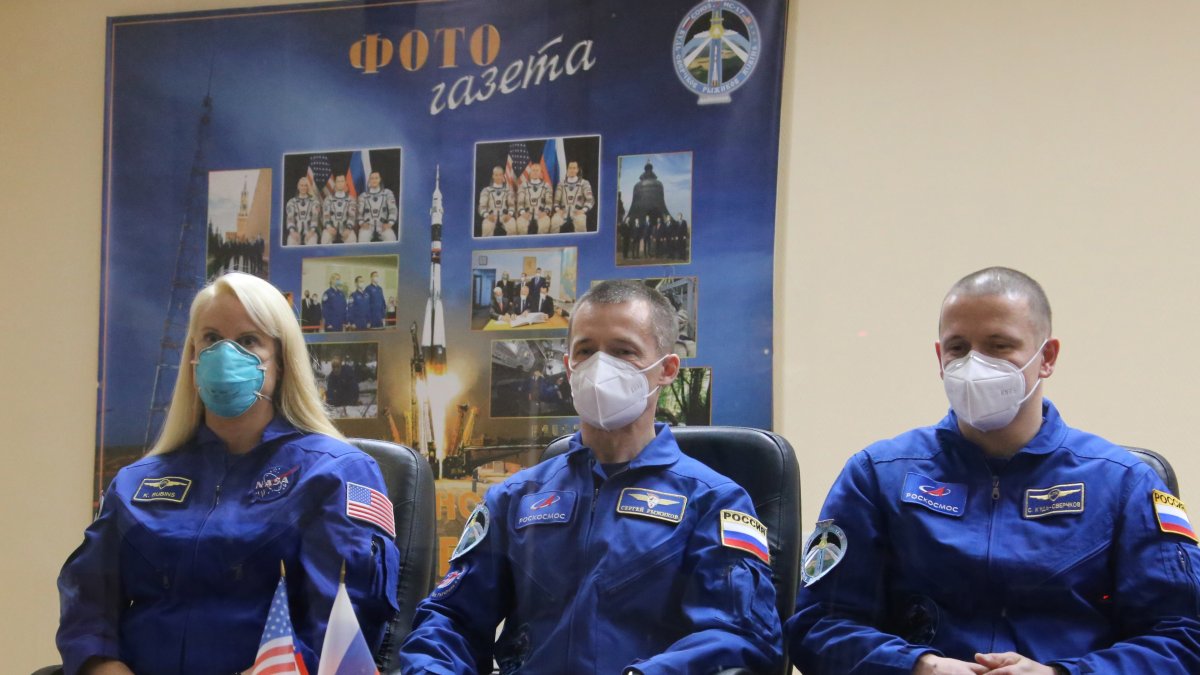 La astronauta de la NASA Kate Rubins (izquierda), junto a sus compañeros de la la expedición 64 a la Estación Espacial Internacional (ISS),