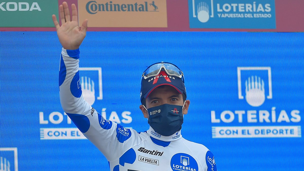 Richard Carapaz mantuvo por una jornada más el maillot de los lunares. En la clasificación general se ubica tercero.