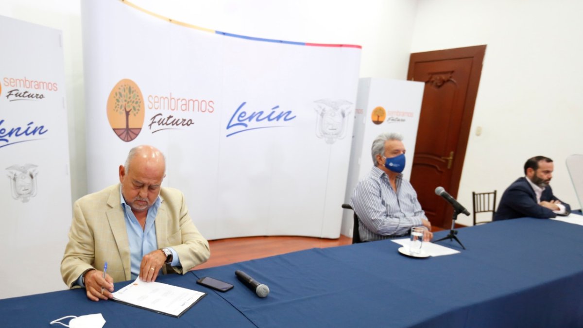 El anuncio de pago se realizó este viernes 23 de octubre de 2020 y estuvieron presentes el ministro de Finanzas, el presidente de la República y el director del IESS.