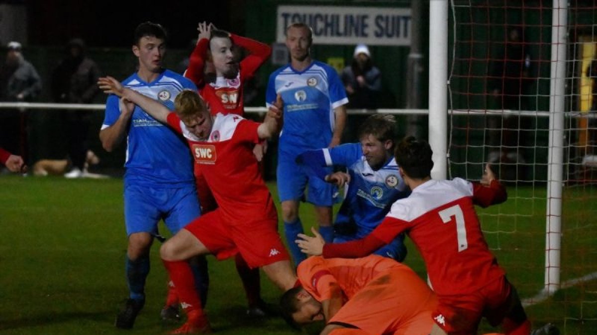 Barnes capitanea como portero al Skelmersdale United, un club de novena división en Inglaterra.