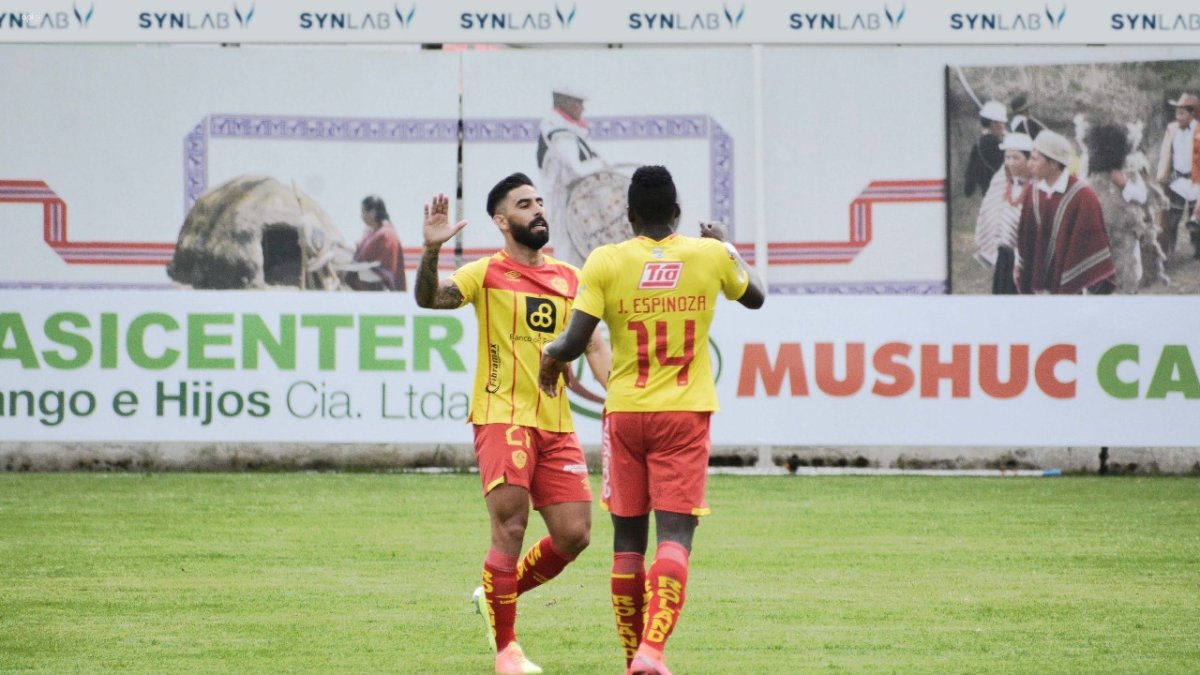 Los conducidos por Darío Tempesta se plantaron con una estrategia 4-4-2.