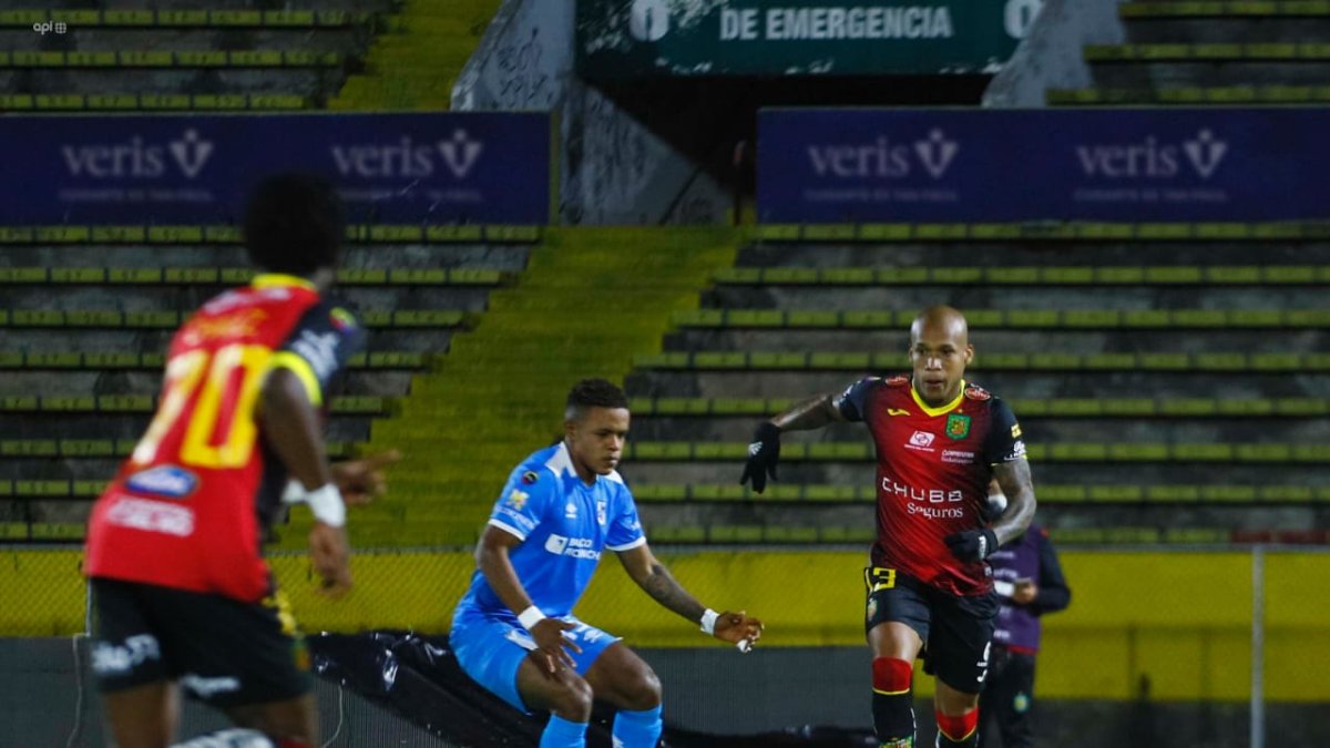 Este partido tuvo de todo, ya que el conjunto local tuvo la mayoría de la posesión de balón pero careció de disparo en los metros finales.