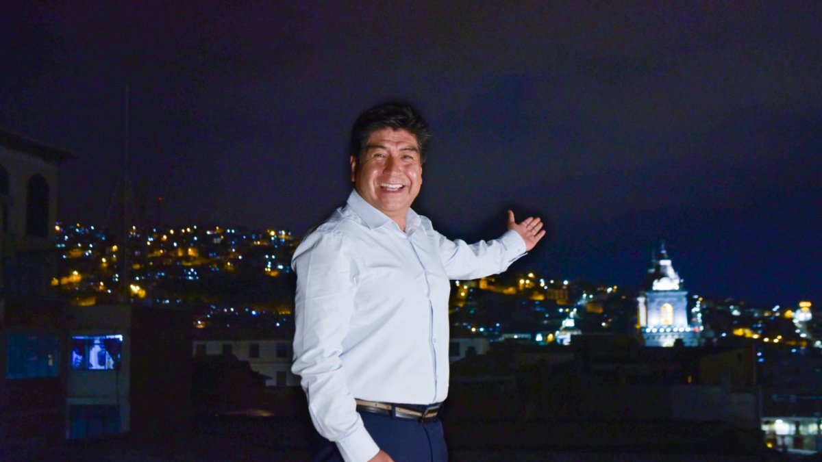 El alcalde de Quito muestra con orgullo una panorámica de la ciudad que lo adoptó.