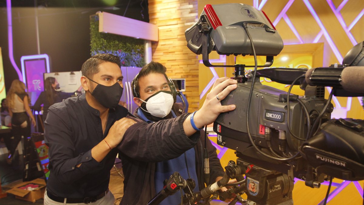 Estudió dirección y producción de cine y TV en Argentina.