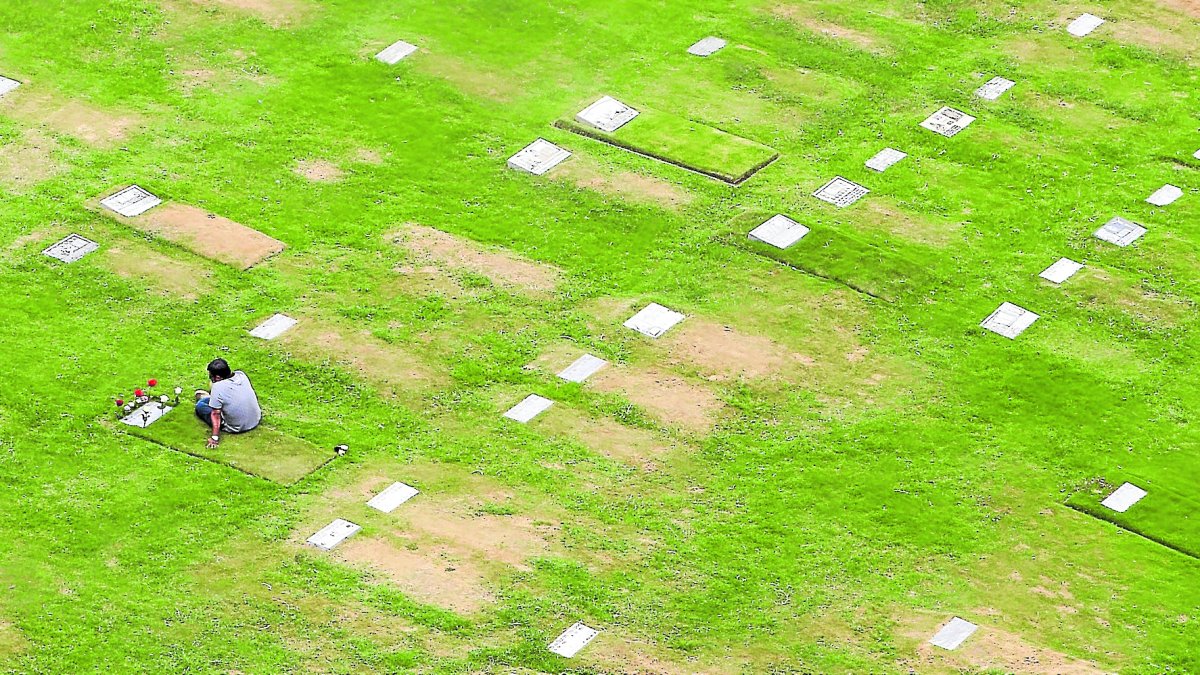 CEMENTERIOS. Una despedida postergada. Los camposantos cerrarán durante el feriado de noviembre, en prevención del contagio de la COVID-19-