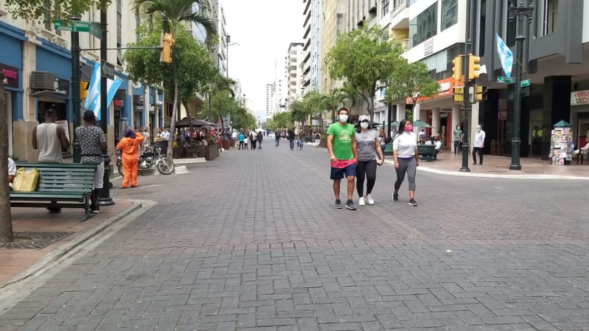 Decenas de personas caminan por la avenida 9 de octubre.