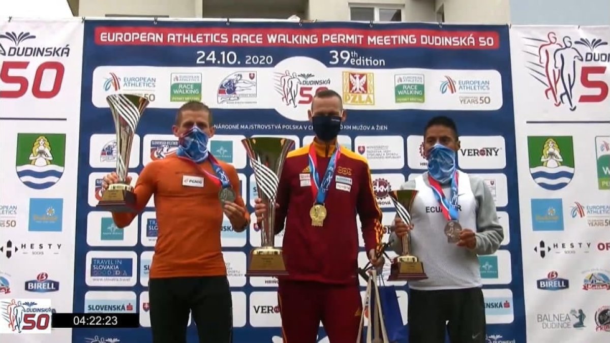 El marchista ecuatoriano (d) en el podio de la prueba Clásica de Dudince, en Eslovaquia, donde fue tercero.