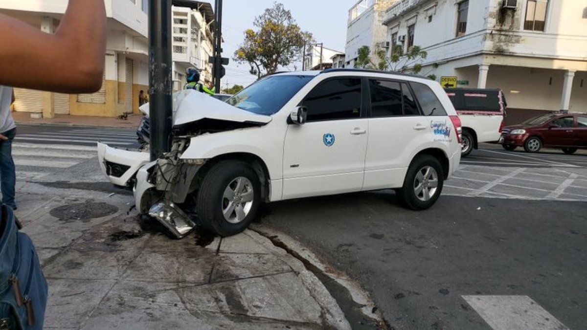 El accidente se produjo en las calles Eloy Alfaro y Letamendi, en el centro de Guayaquil.