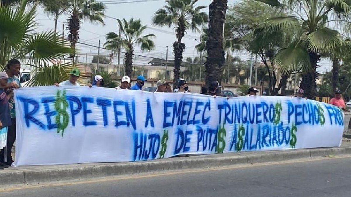 En la avenida Francisco de Orellana, frenta al Polideportivo Samanes, mostraron pancartas como esta.