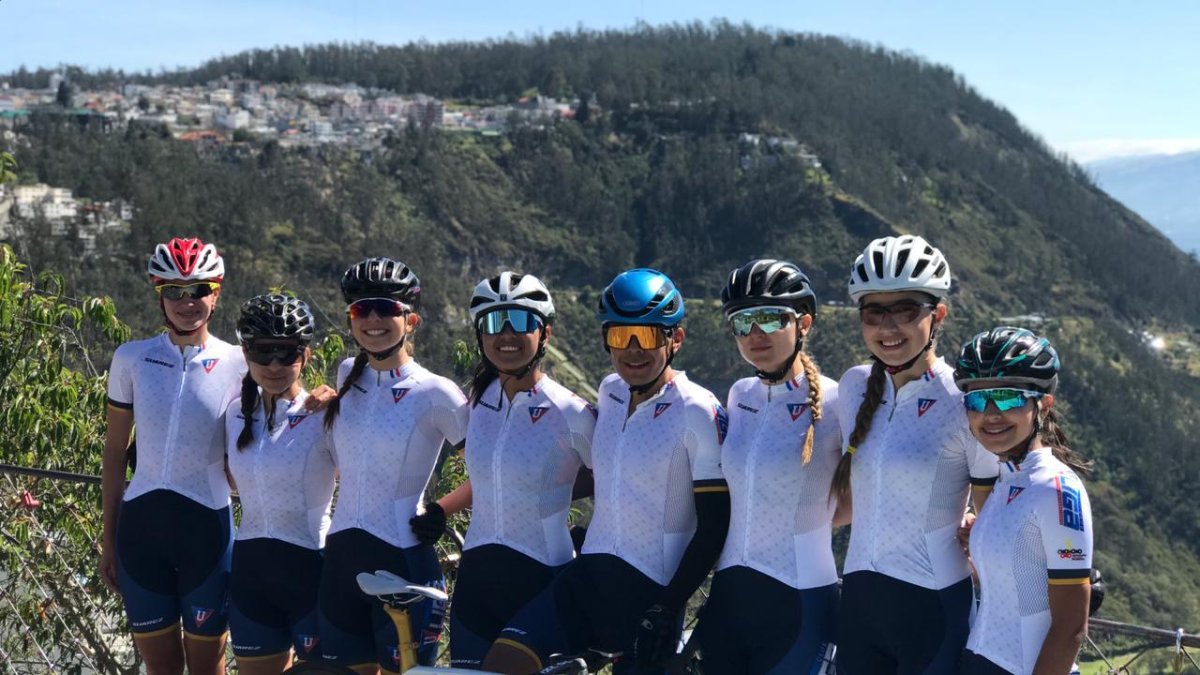 Los ciclistas Angie Luna, Nicole Aguirre, Antonella Maldonado, Marcela Peñafiel, Daniela Andrade, Natalia Vásquez y Dayuma Salcedo, junto a David Tapia (c), artífice del Team LDU.