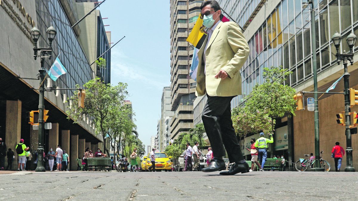 Entorno. En avenidas como la 9 de Octubre transitan decenas de oficinistas que se mezclan entre comerciantes, vendedores informales, entre otros.