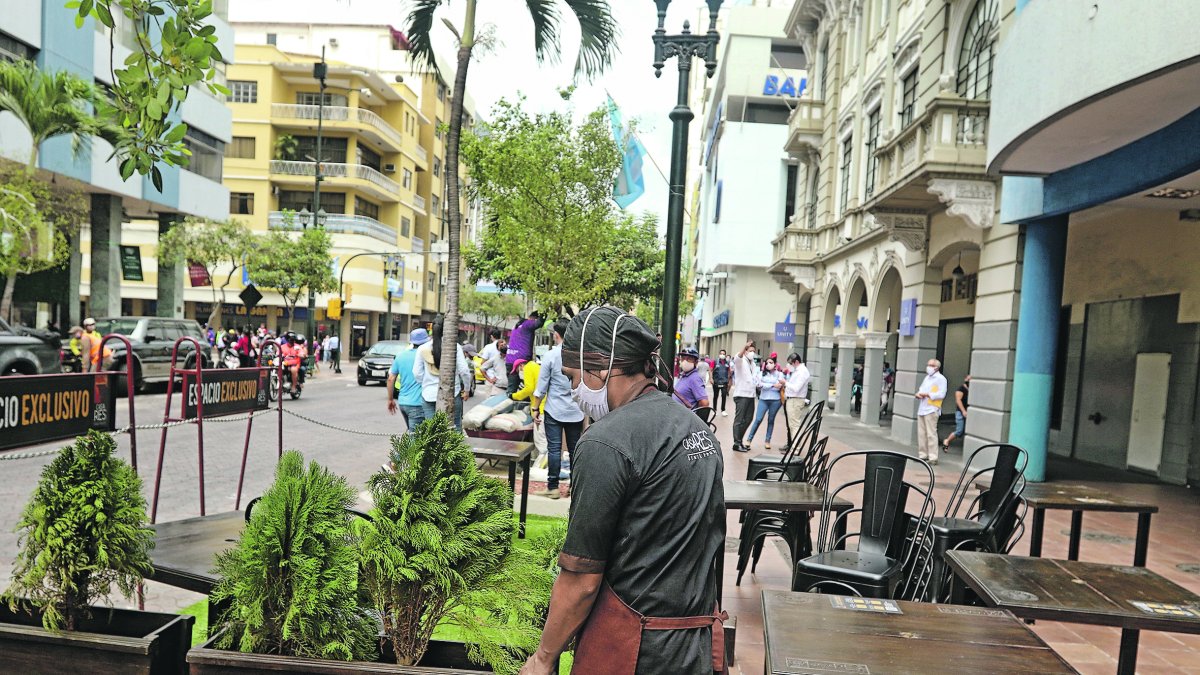Día. Los trabajadores de restaurantes inician su jornada con las debidas medidas de bioseguridad, como lo han hecho la mayoría de negocios.
