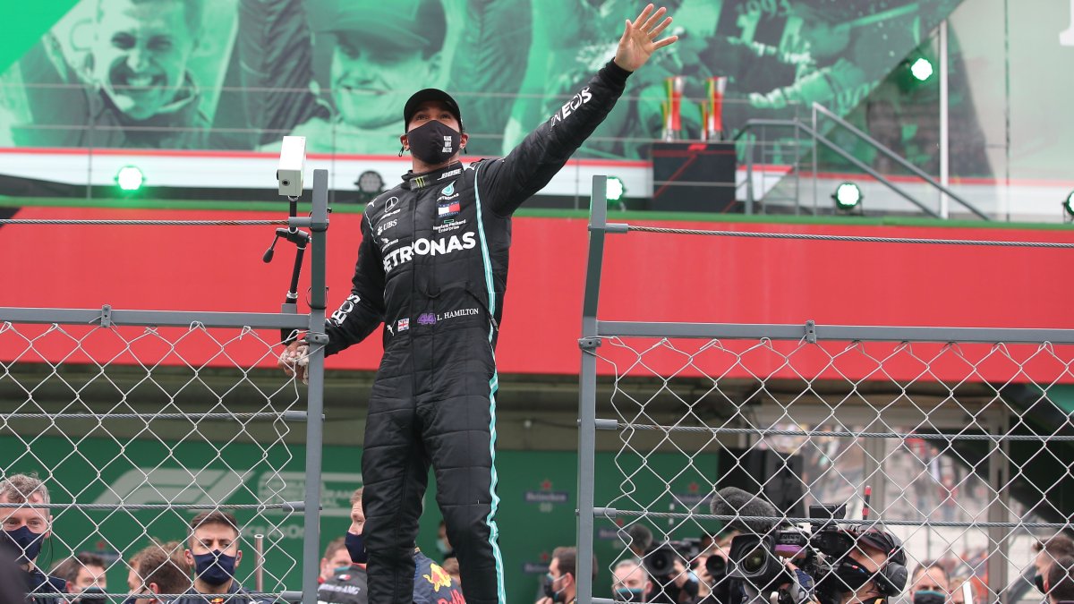 Lewis Hamilton celebra su histórico triunfo en el Gran Premio de Portugal.