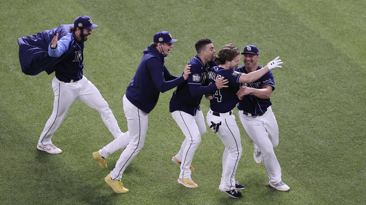 Los jugadores de los Rays de Tampa abrazan a Brett Phillips (segundo desde la derecha), autor del punto definitorio del partido de la noche del 24 de octubre.